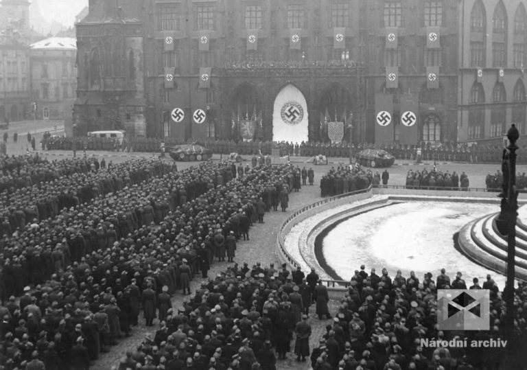 7. leden 1945. Ve většině velkých měst protektorátu přísahali věrnost vůdci příslušníci lidoobrany, tzv. Volkssturmu. Byly to oddíly složené z dosud neodvedených německých mužů ve věku od 16 do 60 let. V Praze se ponurá slavnostní přísaha odehrála na Staroměstském náměstí.