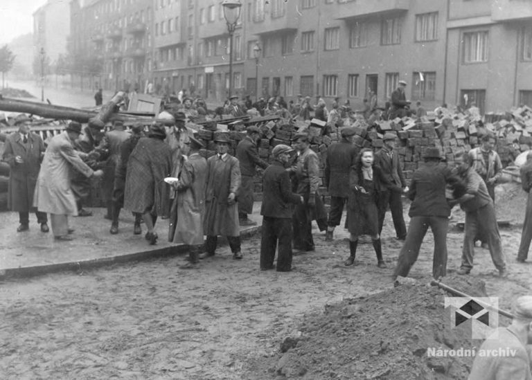 Povstání musí být potlačeno za každou cenu! K bojující Praze směřují z několika směrů zkušené bojové skupiny Waffen SS a elitní oddíly Wehrmachtu o celkovém počtu asi 13 000 mužů. Drtivý úder s podporou letectva plánují na 6.května za svítání. Už během sychravé noci, po četných výzvách rozhlasu, začaly tisíce Pražanů stavět na obranu stovky barikád a zátarasů. Revoluční rok české historie 1848 se znovu vrátil. Tentokrát v moderní válečné době.