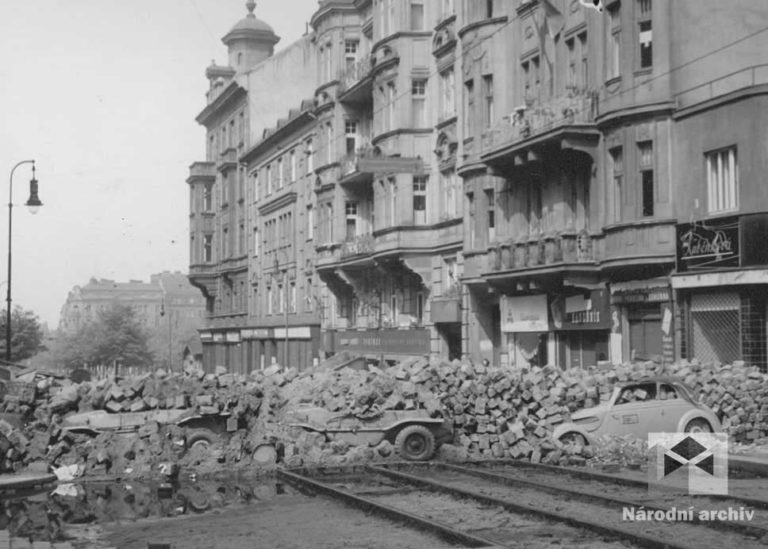 Povstání musí být potlačeno za každou cenu! K bojující Praze směřují z několika směrů zkušené bojové skupiny Waffen SS a elitní oddíly Wehrmachtu o celkovém počtu asi 13 000 mužů. Drtivý úder s podporou letectva plánují na 6.května za svítání. Už během sychravé noci, po četných výzvách rozhlasu, začaly tisíce Pražanů stavět na obranu stovky barikád a zátarasů. Revoluční rok české historie 1848 se znovu vrátil. Tentokrát v moderní válečné době.