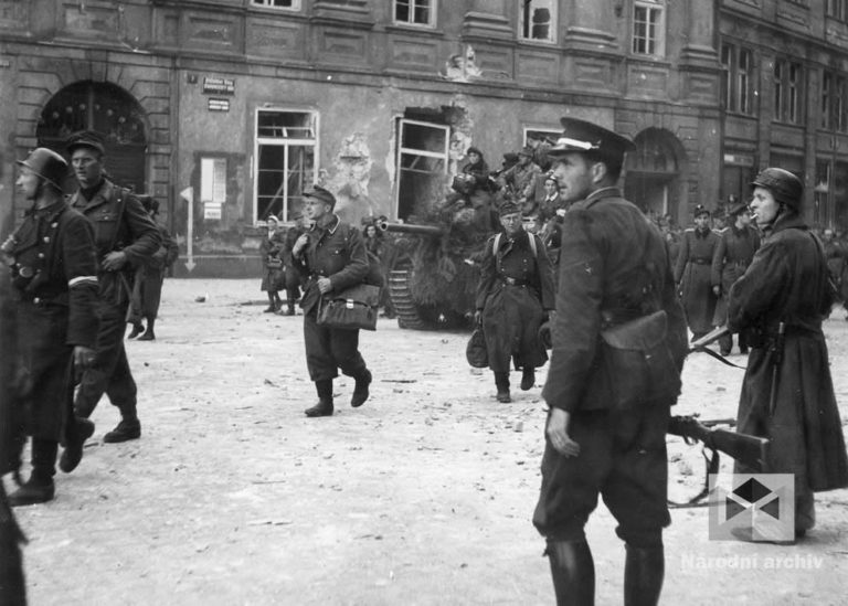 Německé vojenské jednotky ustupují hořícími úseky. Celetnou a Dlouhou ulicí, napříč Staroměstským náměstím do Pařížské, přes Čechův most do Dejvic. Pod dohledem českých vojáků a povstalců tudy postupně projíždělo 27 tanků, několik obrněných vozů, 90 osobních a 32 nákladních aut. S kolonou odcházelo více než 3 000 vojáků a civilistů.