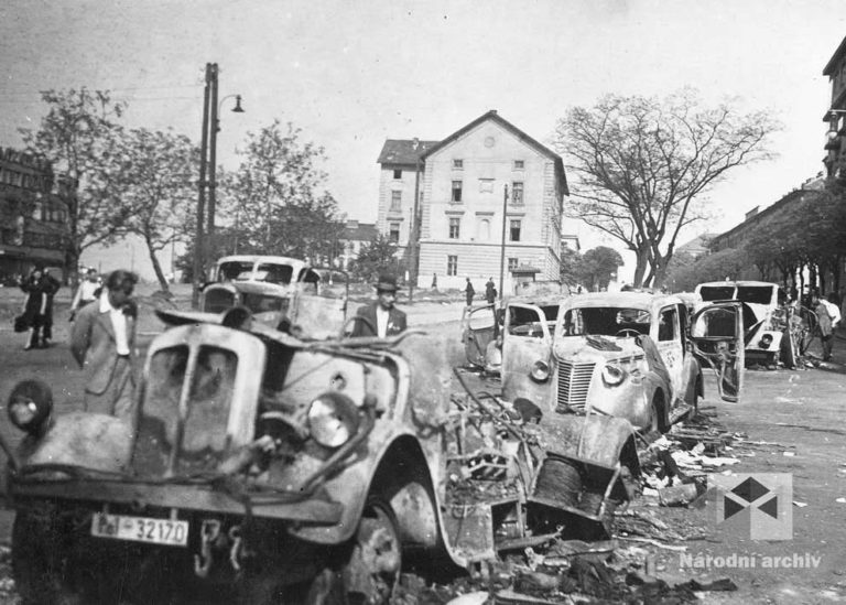 9.května 1945 brzy ráno dorazily průzkumy Rudé armády ze 4. gardové tankové armády 1. ukrajinského frontu směrem od Slaného na severozápadní okraj Prahy. Na mnoha místech jim v dalším postupu bránily barikády. Němci, kteří v té době odjížděli z Prahy, netušili, že jim Rusové zkříží cestu. Rozstřílená, vyhořelá auta v Parléřově ulici.