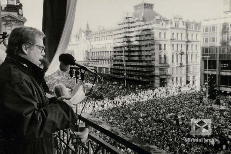 Václav Havel při projevu na Václavském náměstí 11. listopadu, Praha, NA, Sb. FSČF, foto: Petr Matička