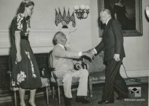 Prezident Roosevelt vítá prezidenta Beneše v Bílém Domě, Washington, 1943, 12. května