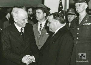 Příjezd prezidenta E. Beneše do New Yorku, starosta města F. H. LaGuardia při slavnostním uvítání, 1943, 19. květen