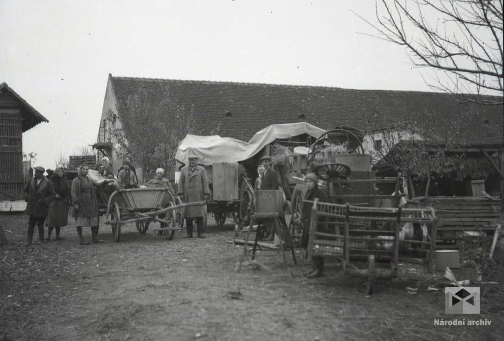 Uprchlíci ze Žitného ostrova po maďarském záboru tohoto pohraničního pásma se uchýlili do Alžbětina dvora na Žitném ostrově, tj. na místo, které po anexi zůstalo na československém území