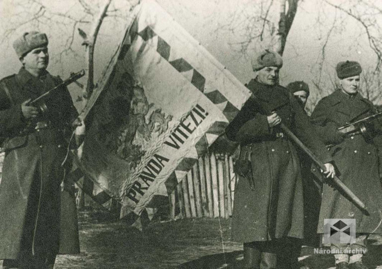 Slavnostní nástup vojáků československé vojenské jednotky na Východě