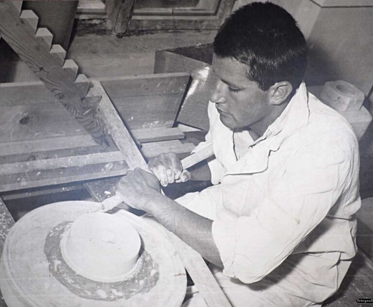 Příprava sádrového modelu, [1960]–[1980], SOkA Domažlice, Chodovia, družstvo umělecké výroby Domažlice, inv. č. 167, fsn 19