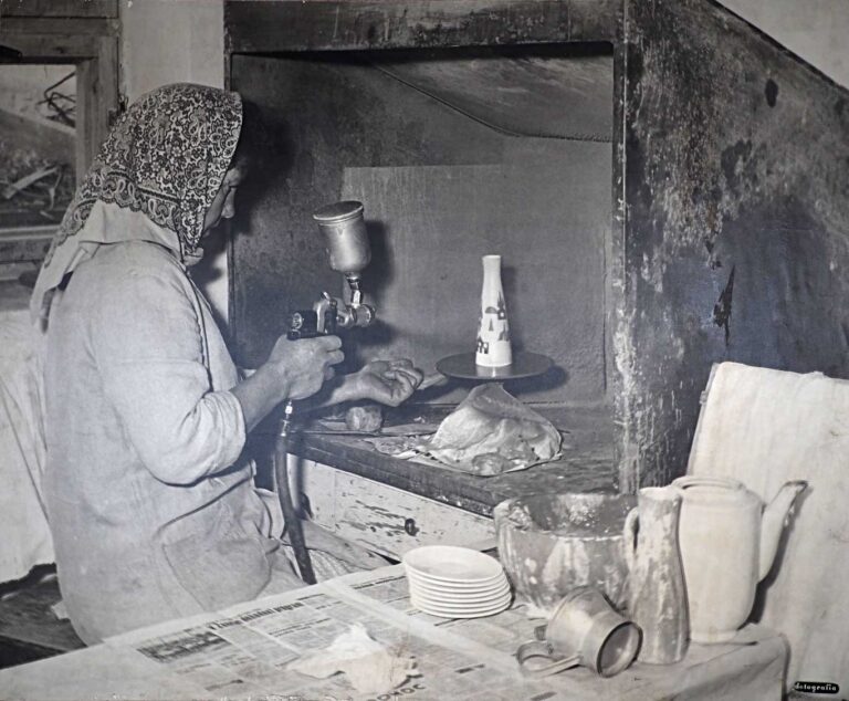Glazování keramiky, [1960]–[1980], SOkA Domažlice, Chodovia, družstvo umělecké výroby Domažlice, inv. č. 167, fsn 21
