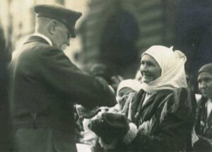 Prezidenta vítá chlebem a solí v Domažlicích selka Kozinová ze Stráže, 1923, květen, Obecná škola Újezd, inv. č. 169