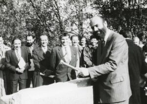 20. 10. 1992 Slavnostní položení základního kamene Archivního areálu na Chodovci. Ministr vnitra ČSR Jan Ruml při poklepání na kámen.