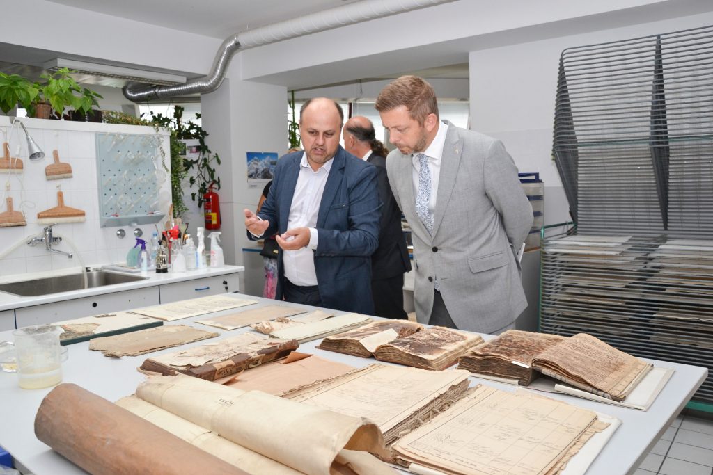 V neposlední řadě mu archiváři Státního oblastního archivu v Praze představili své restaurátorské pracoviště.