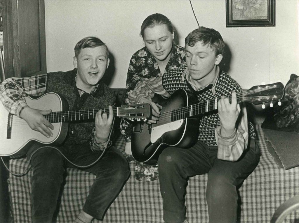Bratři Karel a Jan Krylovi s kytarami doma v Novém Jičíně o Vánocích, počátek 60. let.