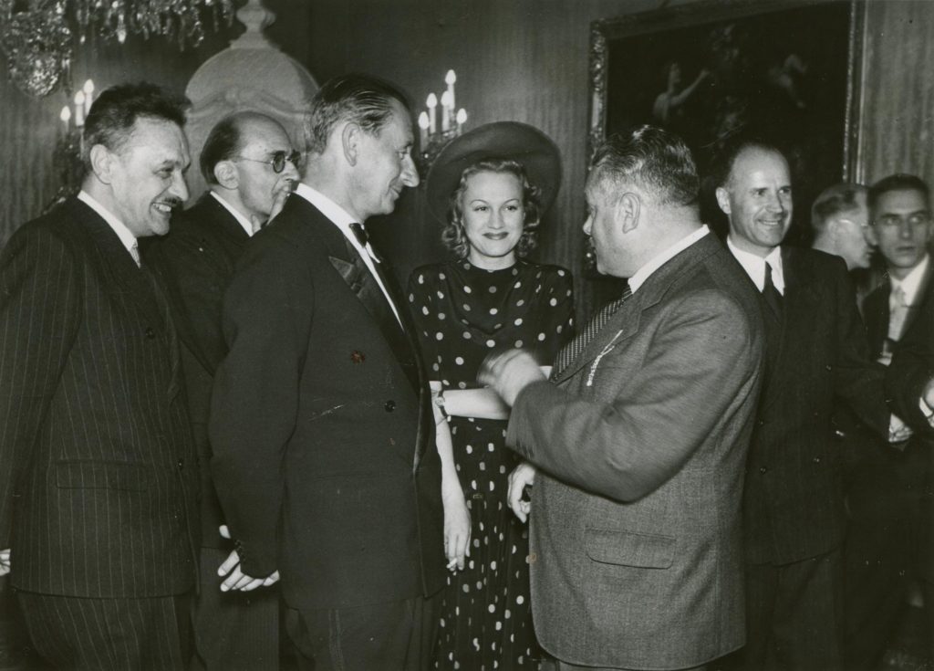 Herci A. Mandlová a V. Burian v rozhovoru s předsedou protektorátní vlády J. Krejčím.