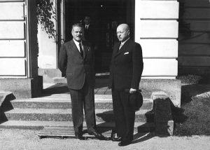 Fotografie použité jako důkazní materiál během soudního procesu s J. Krejčím dokládající jeho spolupráci s nacistickým režimem.