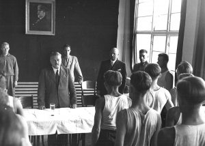 Fotografie použité jako důkazní materiál během soudního procesu s J. Krejčím dokládající jeho spolupráci s nacistickým režimem.
