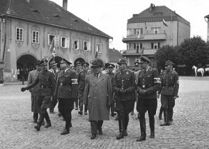 Fotografie použité jako důkazní materiál během soudního procesu s J. Krejčím dokládající jeho spolupráci s nacistickým režimem.