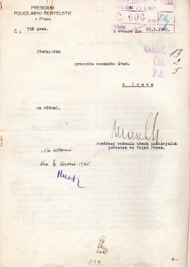 Podrobná zpráva velitele policejních jednotek v Praze určená prezidiu Ministerstva vnitra o průběhu přehlídky 1. československého armádního sboru pod velením K. Klapálka na Staroměstském náměstí za účasti prezidenta republiky E. Beneše, předsedy vlády Z. Fierlingera, sovětského velvyslance V. A. Zorina a mnoha dalších významných osobností.
