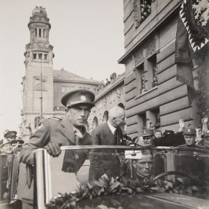 Cesta E. Beneše Prahou (odjezd kolony od Hlavního nádraží; průjezd tanku; vojáci Rudé armády při slavnostním nástupu na Staroměstském náměstí; vojenská přehlídka; uvítání prezidenta před tribunou).