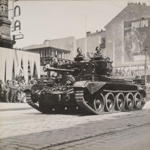 Cesta E. Beneše Prahou (odjezd kolony od Hlavního nádraží; průjezd tanku; vojáci Rudé armády při slavnostním nástupu na Staroměstském náměstí; vojenská přehlídka; uvítání prezidenta před tribunou).
