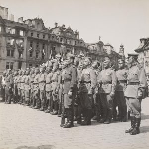 Cesta E. Beneše Prahou (odjezd kolony od Hlavního nádraží; průjezd tanku; vojáci Rudé armády při slavnostním nástupu na Staroměstském náměstí; vojenská přehlídka; uvítání prezidenta před tribunou).