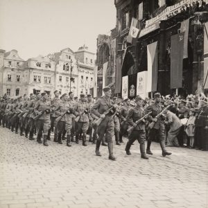 Cesta E. Beneše Prahou (odjezd kolony od Hlavního nádraží; průjezd tanku; vojáci Rudé armády při slavnostním nástupu na Staroměstském náměstí; vojenská přehlídka; uvítání prezidenta před tribunou).