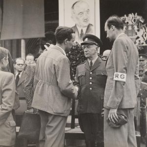 Cesta E. Beneše Prahou (odjezd kolony od Hlavního nádraží; průjezd tanku; vojáci Rudé armády při slavnostním nástupu na Staroměstském náměstí; vojenská přehlídka; uvítání prezidenta před tribunou).