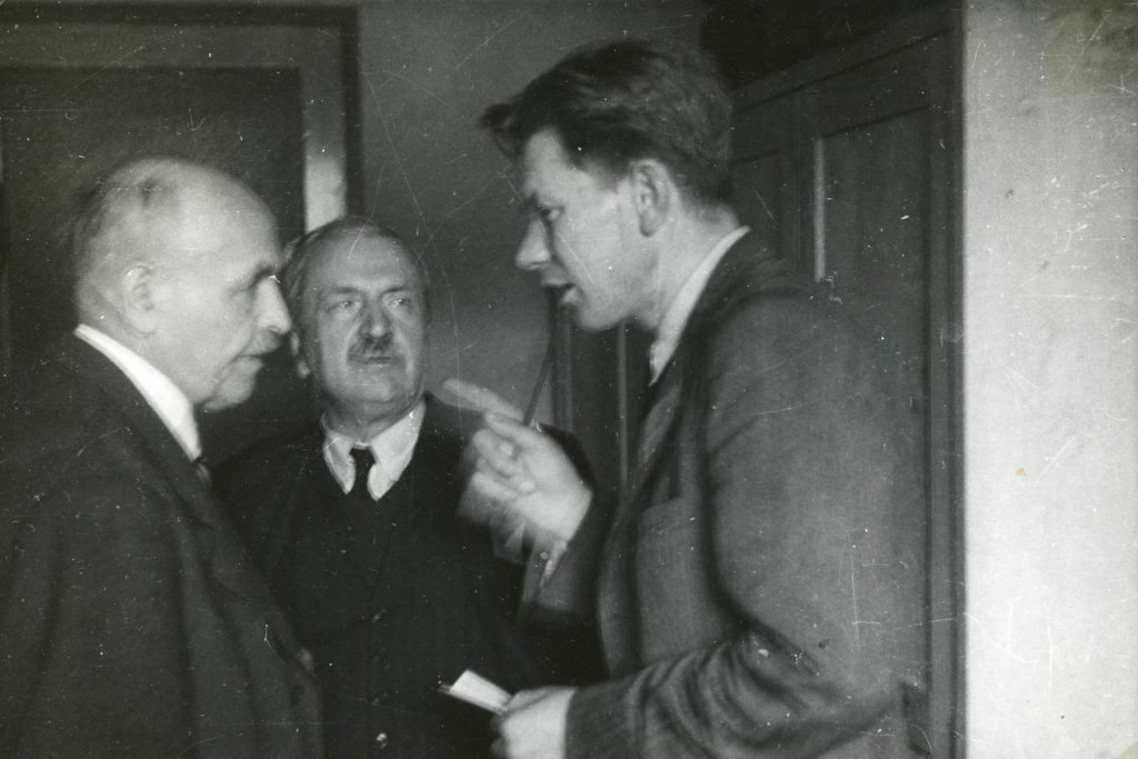 Jednání členů České národní rady v Praze, rozhovor J. Smrkovského s A. Pražákem.