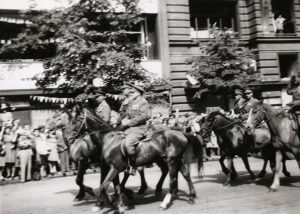 Přesun 1. československého armádního sboru centrem Prahy na přehlídku na Staroměstském náměstí.