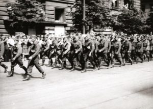 Přesun 1. československého armádního sboru centrem Prahy na přehlídku na Staroměstském náměstí.