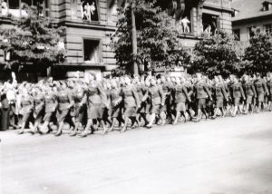 Přesun 1. československého armádního sboru centrem Prahy na přehlídku na Staroměstském náměstí.