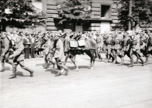Přesun 1. československého armádního sboru centrem Prahy na přehlídku na Staroměstském náměstí.