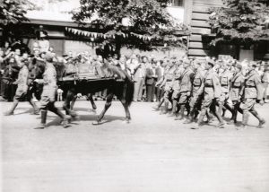 Přesun 1. československého armádního sboru centrem Prahy na přehlídku na Staroměstském náměstí.