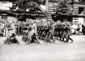 Přesun 1. československého armádního sboru centrem Prahy na přehlídku na Staroměstském náměstí.