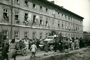Osvobození vězni z ghetta a Malé pevnosti.