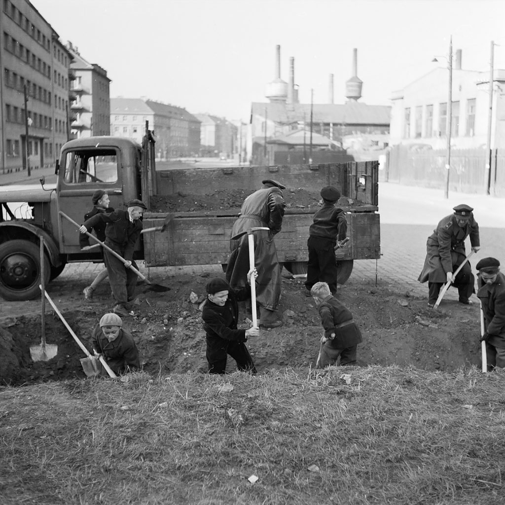 Členové SČM při různých budovatelských stavebních pracích.