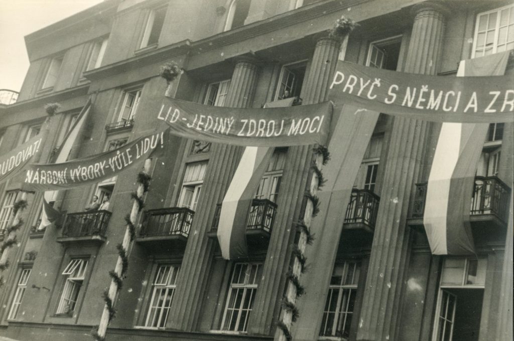 Výzdoba k vystoupení K. Gottwalda na táboru lidu v Brně.
