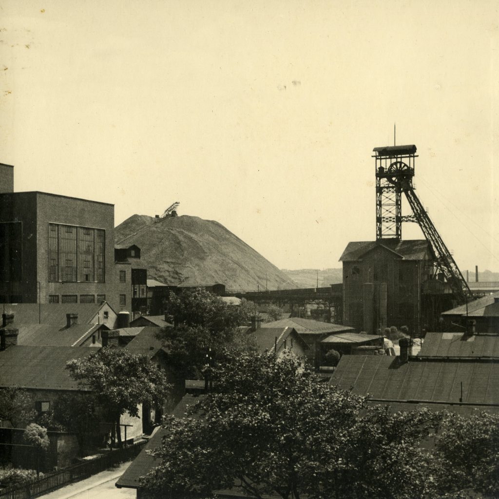 Album fotografií věnované Severní dráhou Ferdinandovou ministru průmyslu B. Laušmanovi.