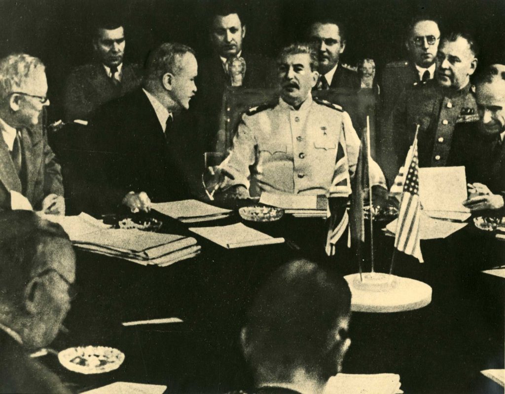 Zástupci tří velmocí (USA, Velké Británie a SSSR) při jednání na konferenci v zámku Cecilienhof v Postupimi.