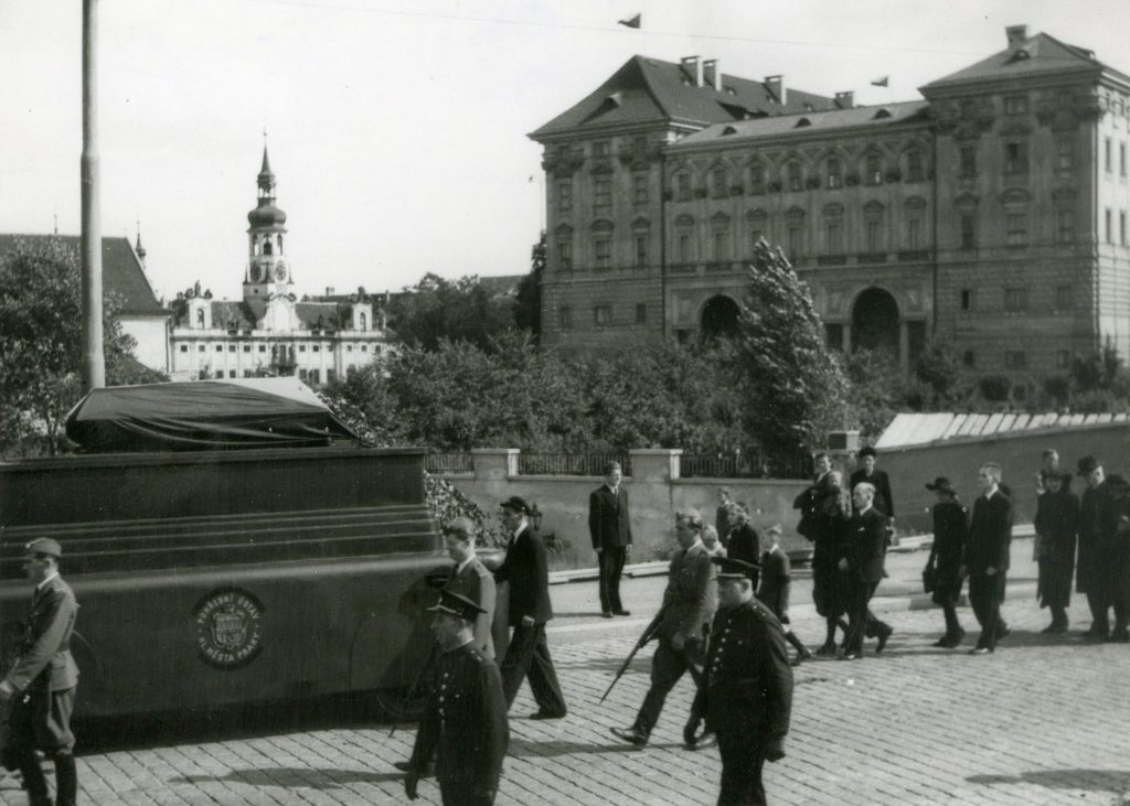 Státní pohřeb K. Krofty v Černínském paláci v Praze a převoz ostatků do velké obřadní síně strašnického krematoria.
