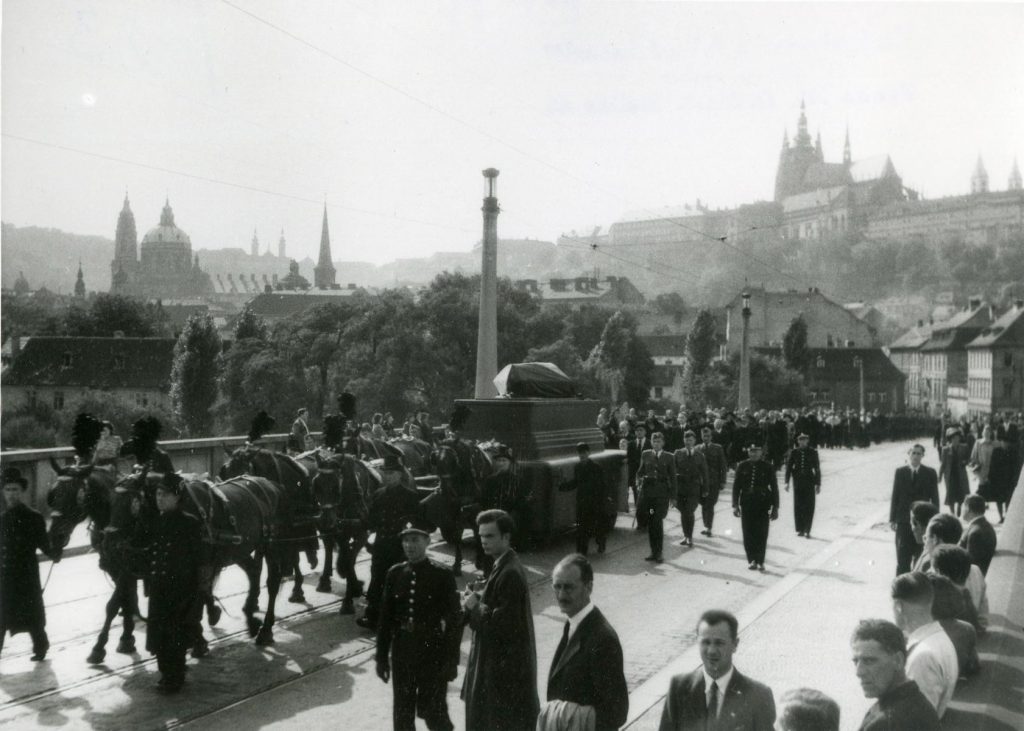 Státní pohřeb K. Krofty v Černínském paláci v Praze a převoz ostatků do velké obřadní síně strašnického krematoria.
