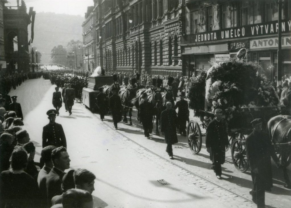 Státní pohřeb K. Krofty v Černínském paláci v Praze a převoz ostatků do velké obřadní síně strašnického krematoria.