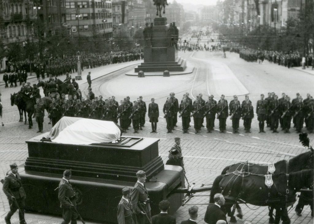 Státní pohřeb K. Krofty v Černínském paláci v Praze a převoz ostatků do velké obřadní síně strašnického krematoria.