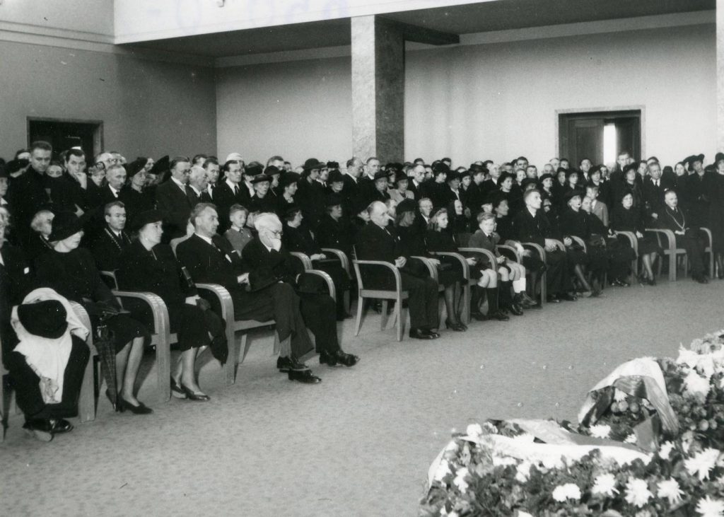 Státní pohřeb K. Krofty v Černínském paláci v Praze a převoz ostatků do velké obřadní síně strašnického krematoria.