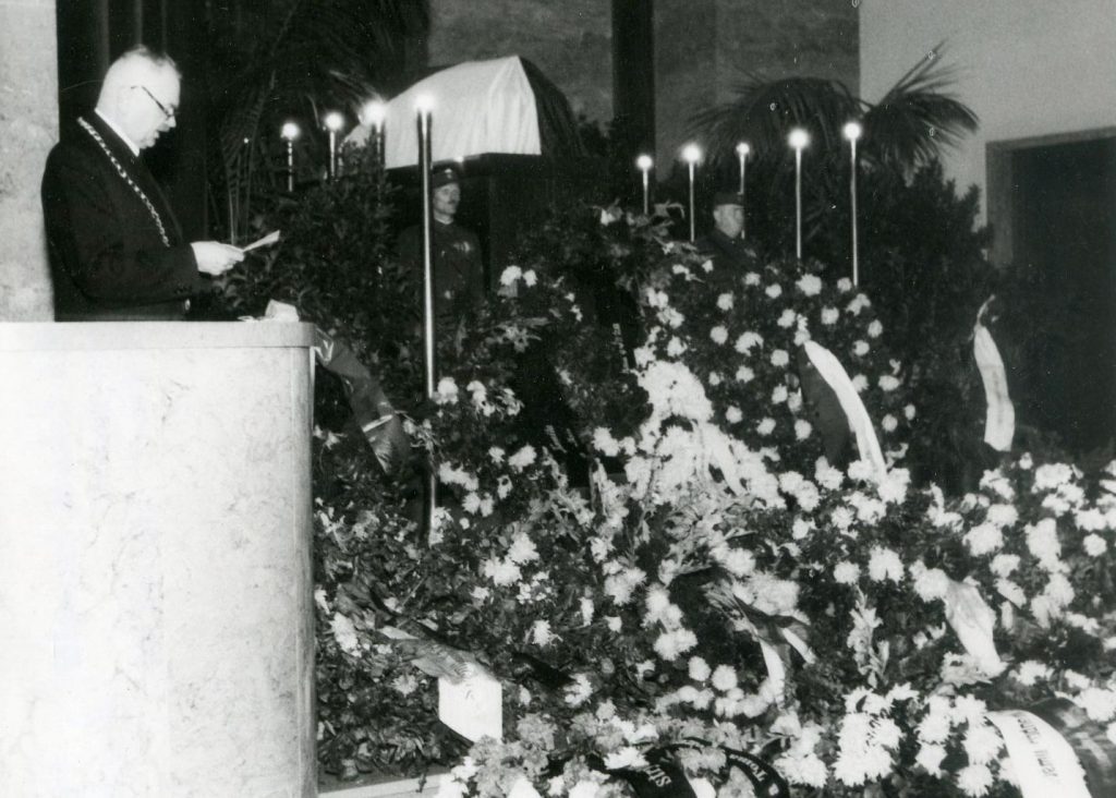 Státní pohřeb K. Krofty v Černínském paláci v Praze a převoz ostatků do velké obřadní síně strašnického krematoria.