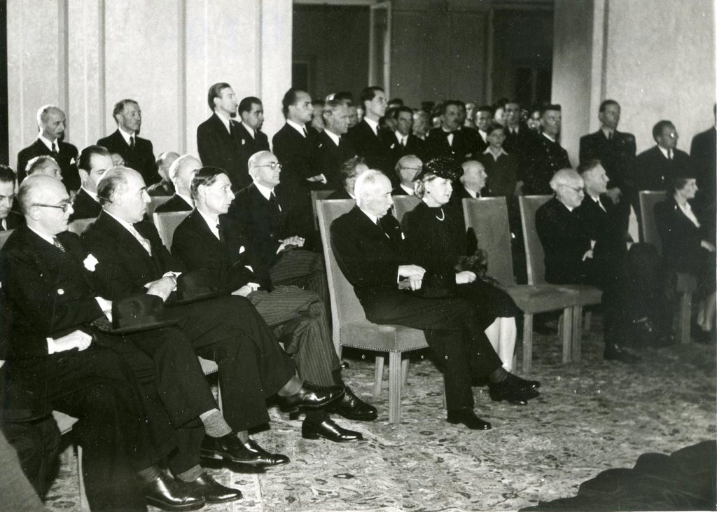 Státní pohřeb K. Krofty v Černínském paláci v Praze a převoz ostatků do velké obřadní síně strašnického krematoria.