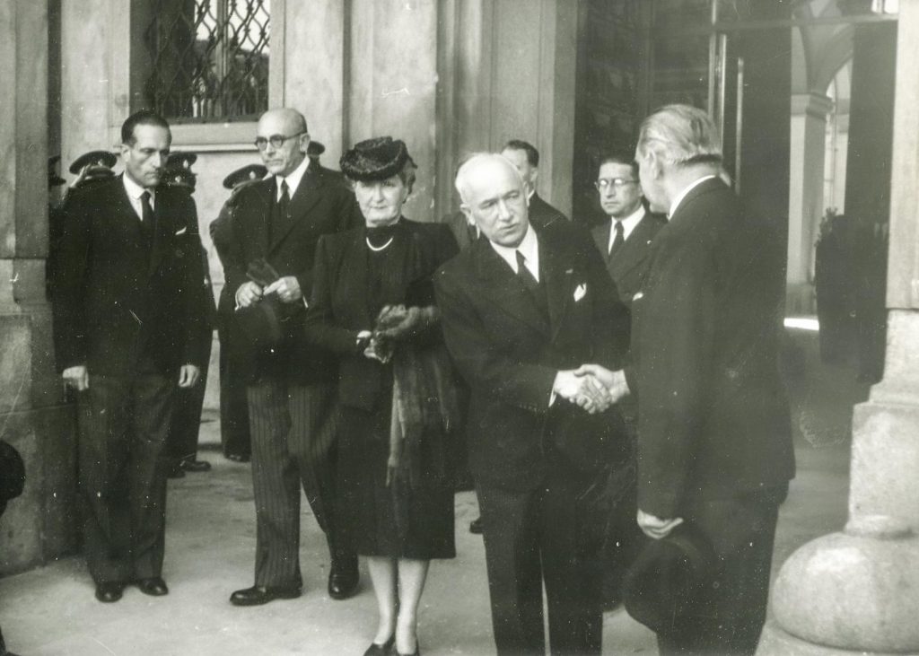 Státní pohřeb K. Krofty v Černínském paláci v Praze a převoz ostatků do velké obřadní síně strašnického krematoria.