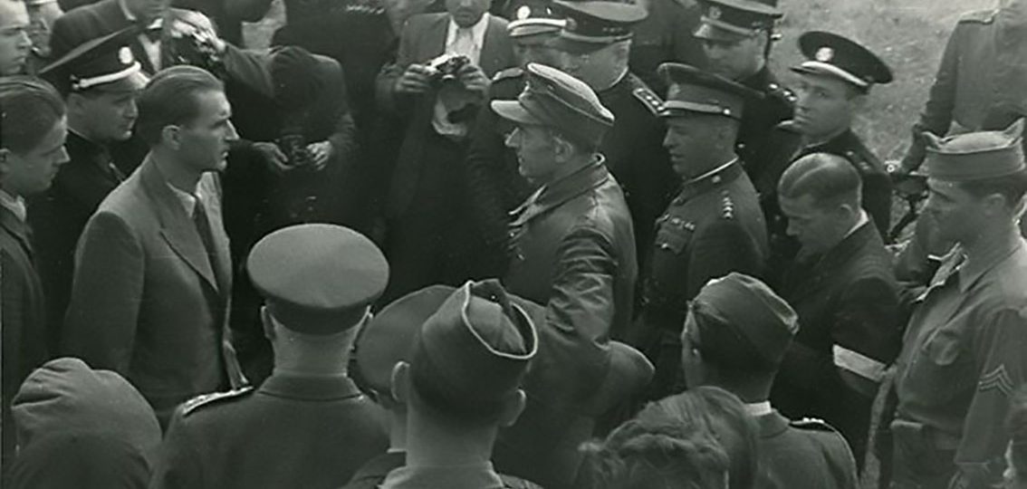 Předání K. H. Franka po příletu do Prahy z amerického zajetí ve Wiesbadenu zástupcům československých bezpečnostních složek.