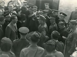 Předání K. H. Franka po příletu do Prahy z amerického zajetí ve Wiesbadenu zástupcům československých bezpečnostních složek.