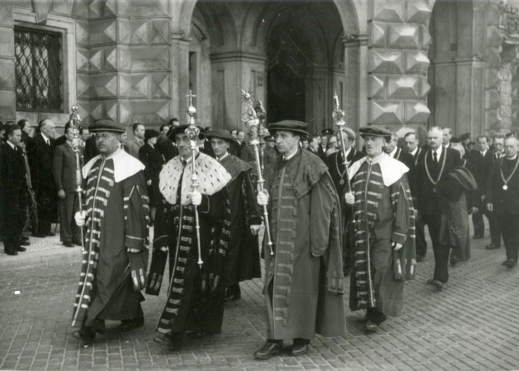 Státní pohřeb K. Krofty v Černínském paláci v Praze a převoz ostatků do velké obřadní síně strašnického krematoria.