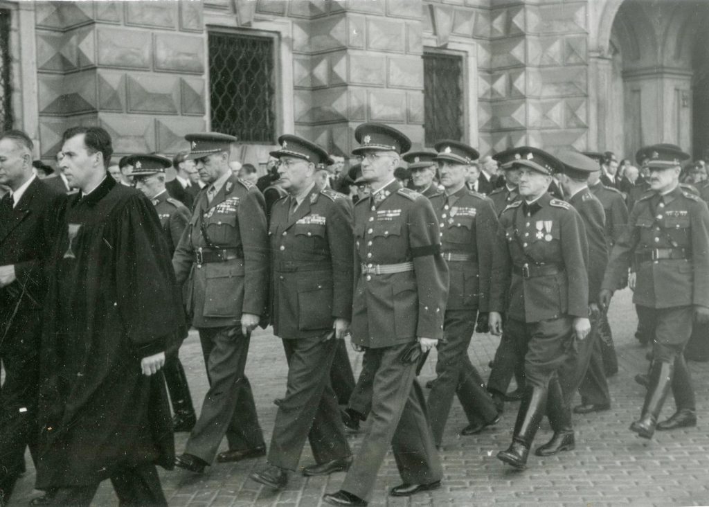 Státní pohřeb K. Krofty v Černínském paláci v Praze a převoz ostatků do velké obřadní síně strašnického krematoria.